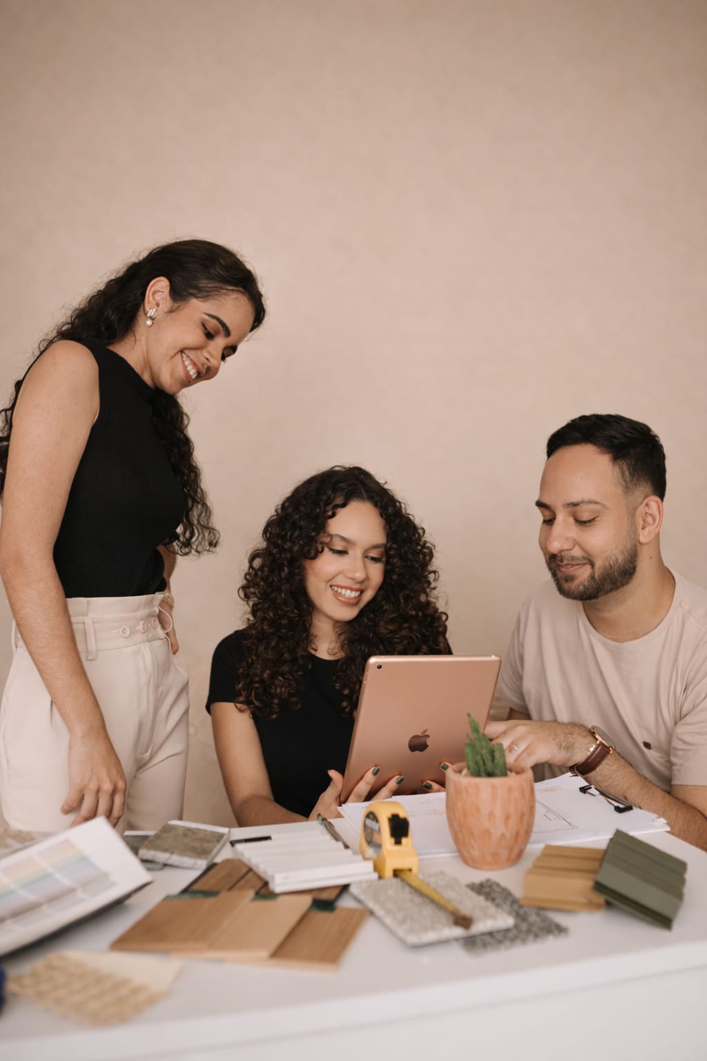 Equipe Estúdio Caroá trabalhando